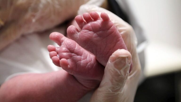 Bebê de 4 meses sofre parada cardíaca; mãe estaria em festa