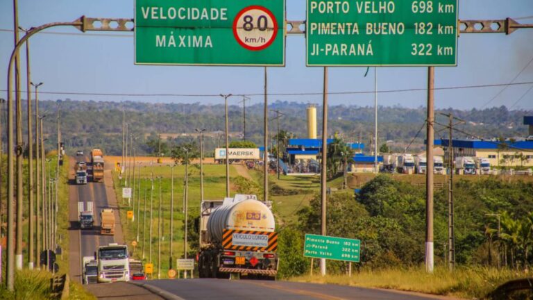 Cláudia de Jesus solicita ao DER informações sobre rodovias em Rondônia