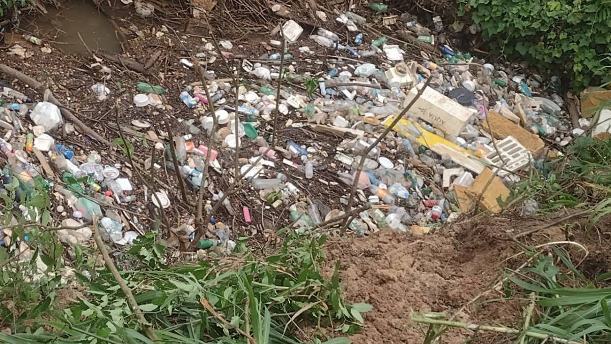 Prefeitura faz alerta sobre acúmulo de lixo em bueiros e canais