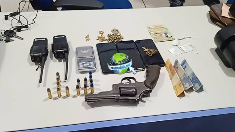 Flamel do 'CV' e comparsa são presos com arma em veículo na zona leste