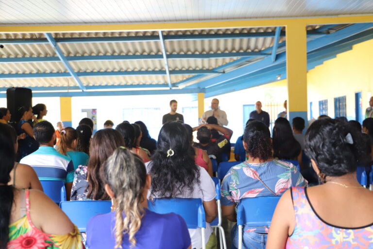 Escola em comunidade ribeirinha recebe uniformes produzidos pelo Projeto 'Pintando a Liberdade' - News Rondônia