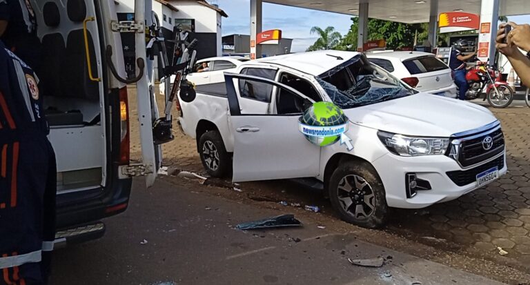 URGENTE: Hilux de vereador capota em grave acidente na capital