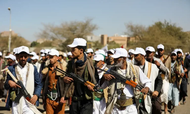 Houthis condenam homossexuais à morte por crucificação e apedrejamento