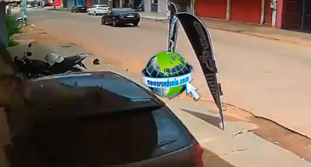 Carro desgovernado sobe calçada e arrasta moto na Zona Leste de Porto Velho - News Rondônia