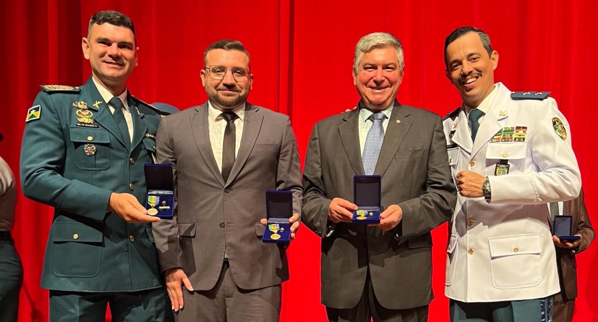 Deputado Ribeiro do Sinpol é condecorado com medalhas em solenidade de 80 anos da banda da PMRO