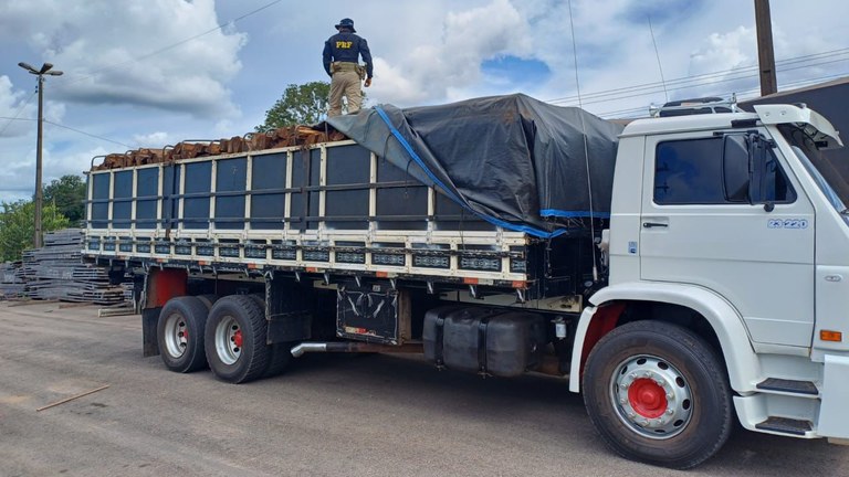 Em Rondônia, PRF identifica transporte irregular de madeira