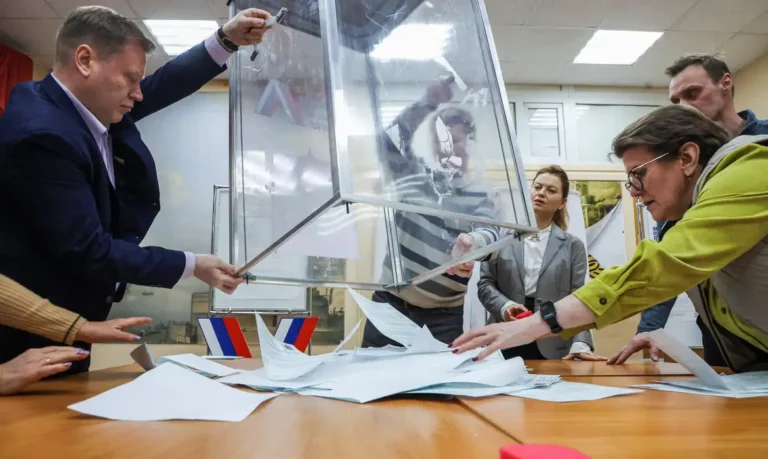 Eleições em Moscou ocorrem sob clima de desconfiança