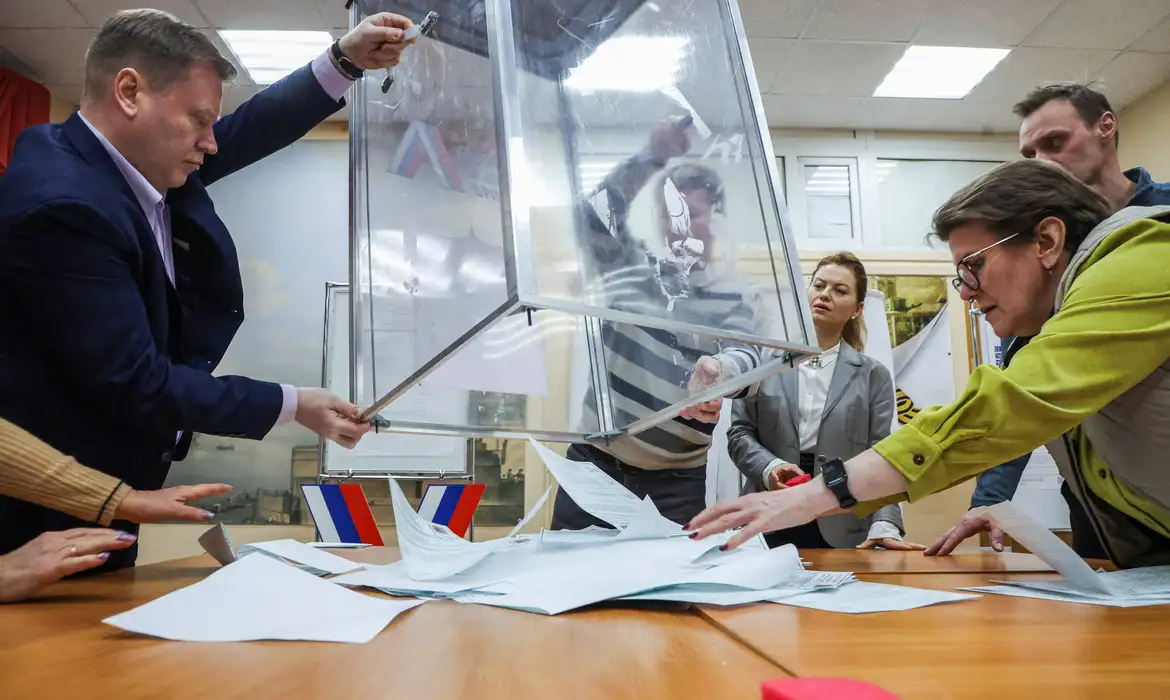 Eleições em Moscou ocorrem sob clima de desconfiança