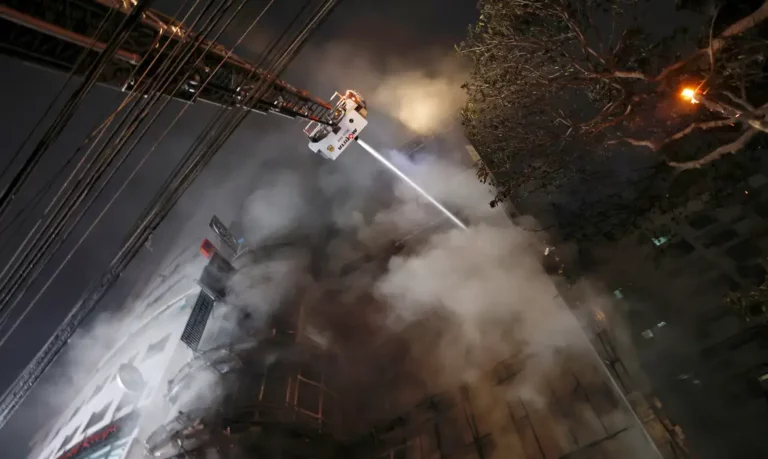 Incêndio em prédio de Bangladesh deixa 46 mortos e dezenas de feridos