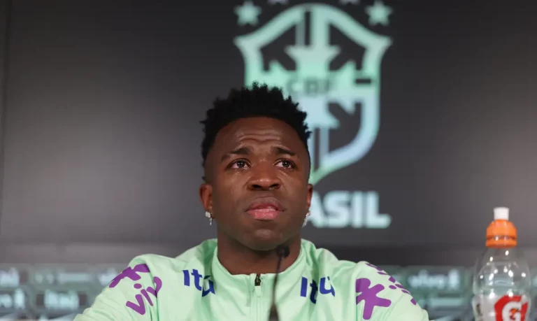 Em lágrimas, Vini Jr revela "menos vontade de jogar" devido a racismo