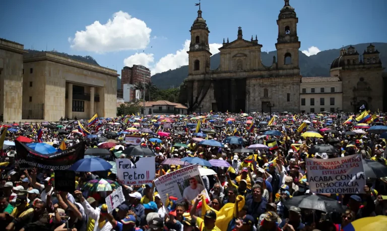 Milhares de pessoas protestam na Colômbia contra reformas de Petro