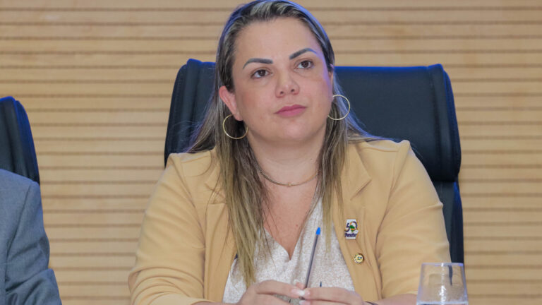 Cláudia de Jesus solicita detalhes sobre quadro de servidores e pagamentos da Sesau - News Rondônia