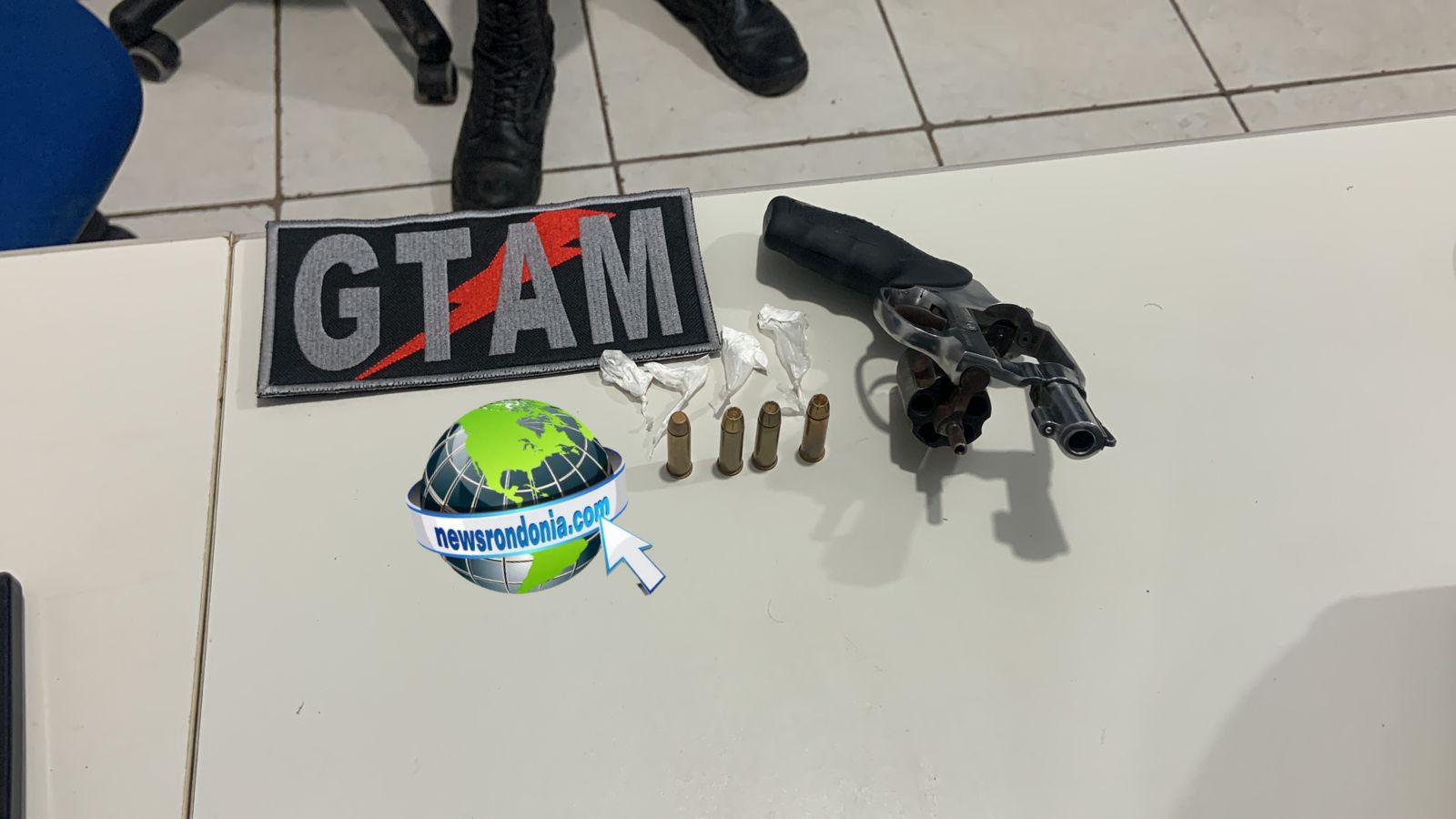 Membro de facção atacado a tiros é preso com revólver em carro de aplicativo