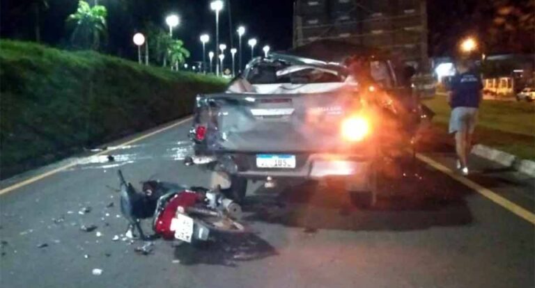 Motociclista morre ao colidir contra Hilux que havia acabado de bater em caminhão