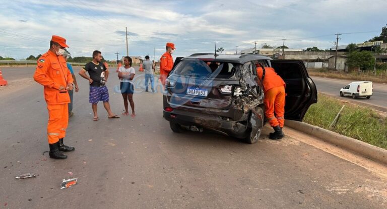 Carreta bate na traseira de Jeep na BR 364 e deixa idosa presa às ferragens