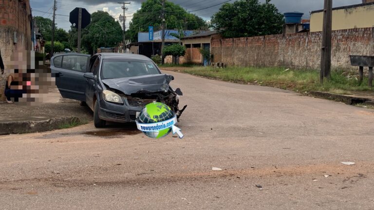 Vectra bate em carro de som e motorista sofre lesão na cabeça