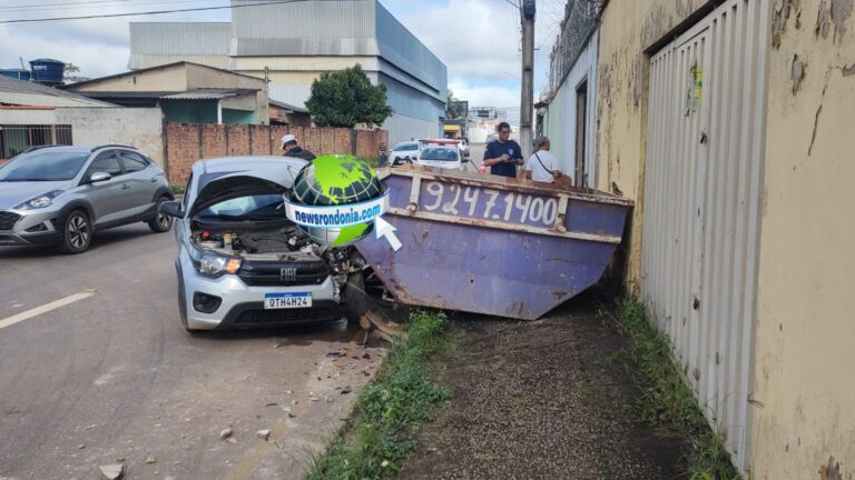 Carro bate em papa-entulho e motorista fica ferido em Porto Velho
