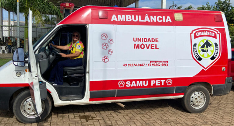 CONQUISTA - Vereadora Márcia Socorristas Animais participa da entrega do Castra Móvel