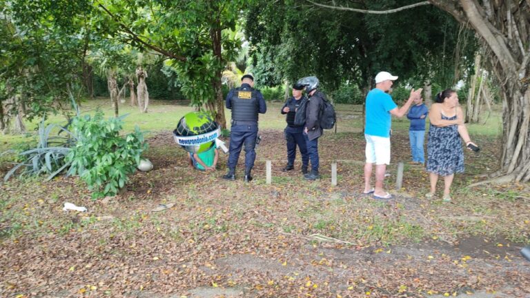 Policial flagra assalto e deixa criminoso baleado em praça no centro