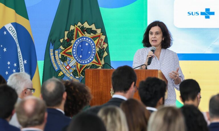 Nísia: Brasil vai ampliar oferta de doses contra a dengue em 2025