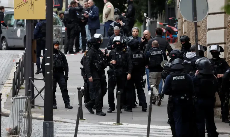 Polícia prende homem em Paris após incidente em consulado do Irã