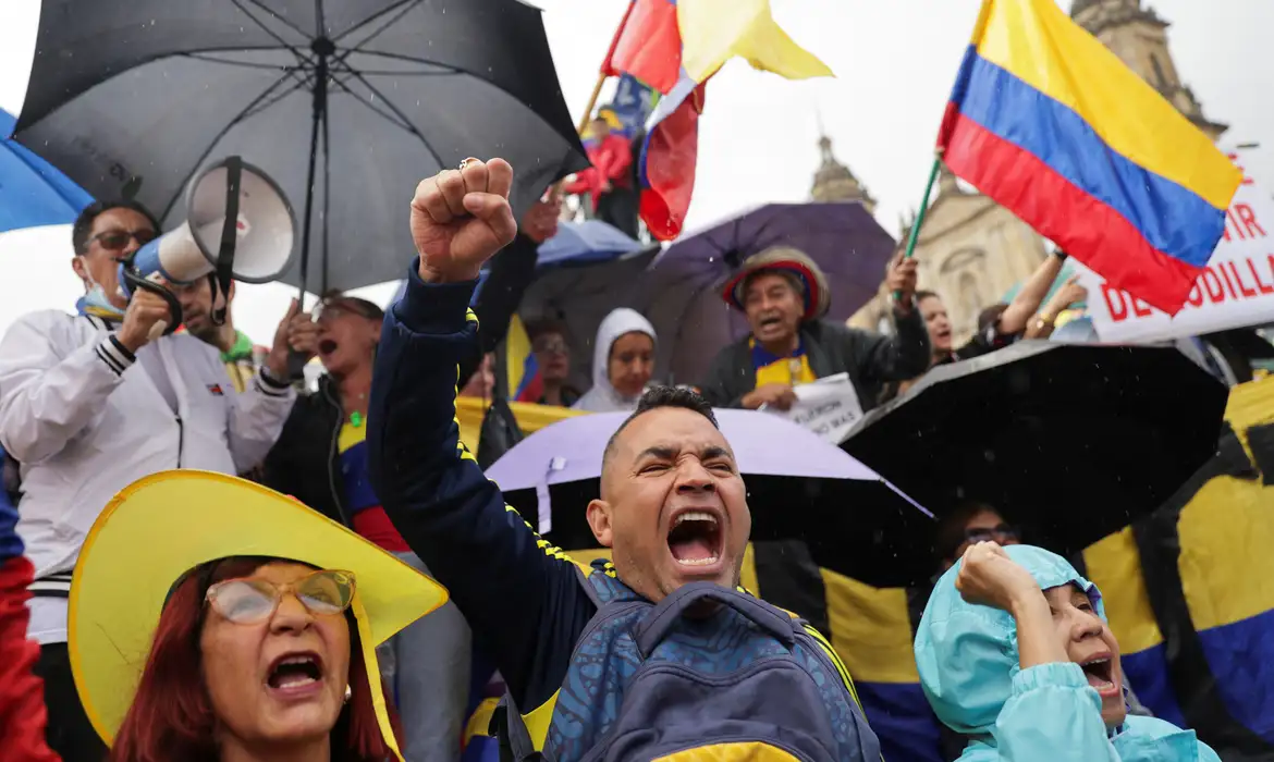 Milhares de colombianos protestam contra reformas econômicas e sociais