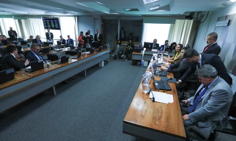 CCJ: relator acata sugestões da oposição para cota racial em concurso