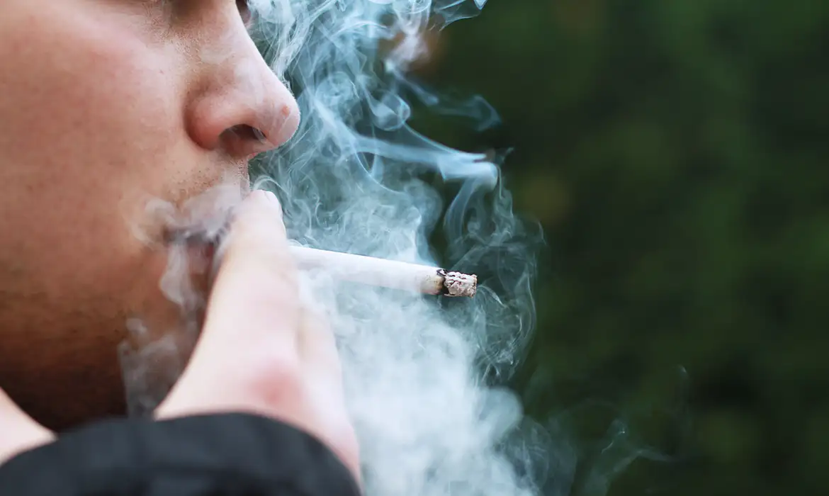 Reino Unido vai criminalizar venda de tabaco a nascidos depois de 2009