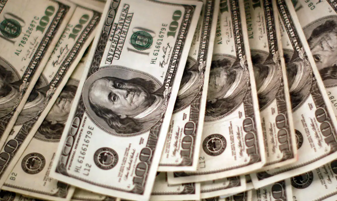 Dólar cai para R$ 5,24 em dia de ajuste no câmbio