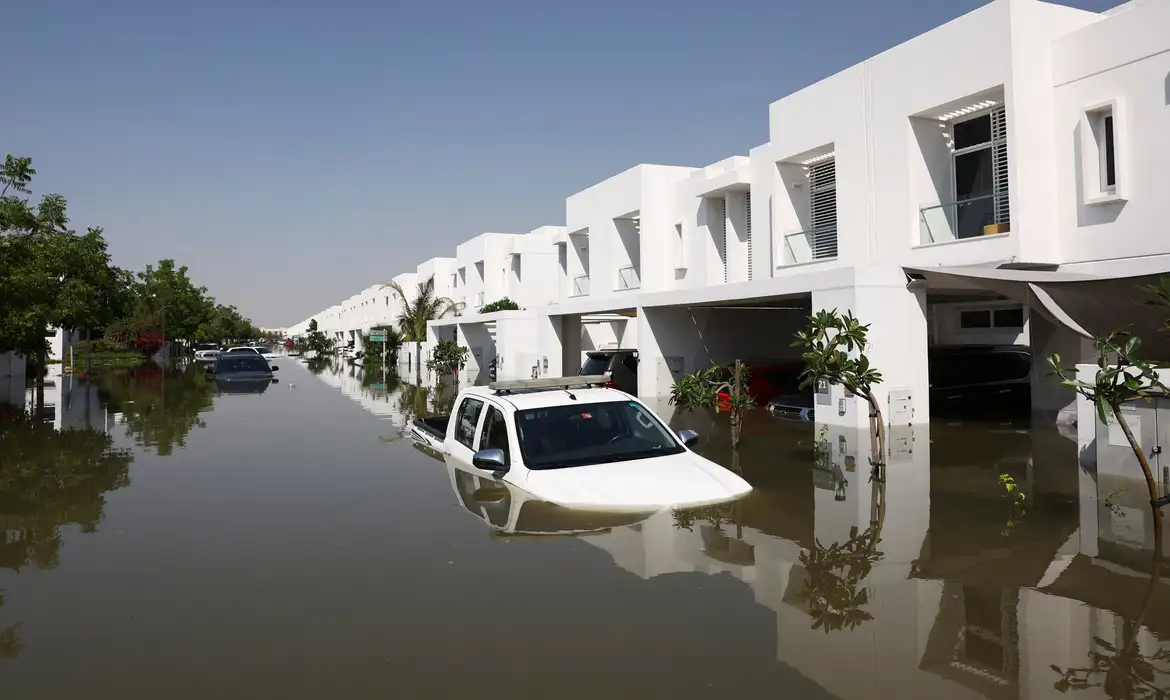 Dubai limpa estradas e casas inundadas após tempestade histórica