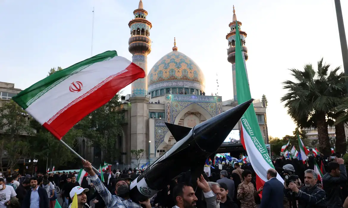 Comandante iraniano alerta que Teerã pode rever doutrina nuclear