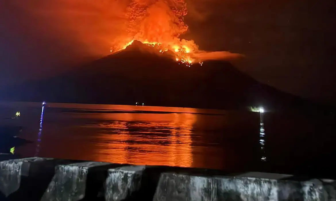 Milhares de pessoas são retiradas de área de vulcão na Indonésia