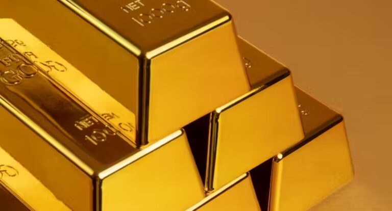 Homem encontra ouro e dinheiro no lixo e devolve para o dono; R$ 200 mil