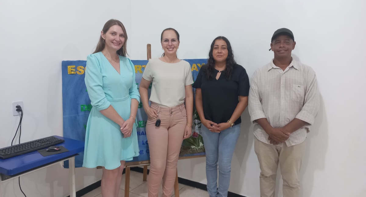 Deputada Lebrinha entrega computadores para escola Roberto Turbay em Ariquemes