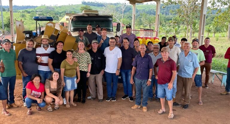 Cláudia de Jesus entrega implementos agrícolas em Espigão do Oeste