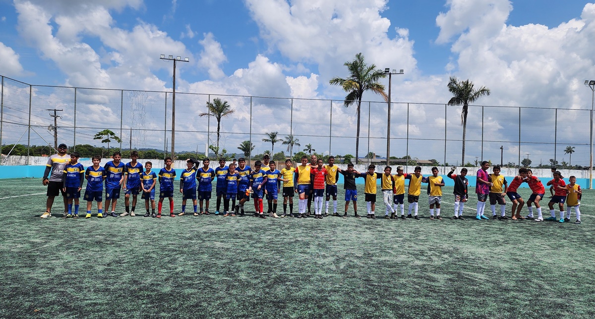 Jirau energia entrega uniformes e material esportivo para escolinha de futebol de nova Mutum paraná