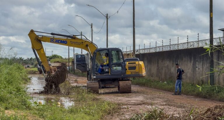 Valas e canais do bairro Três Marias recebem equipes de limpeza