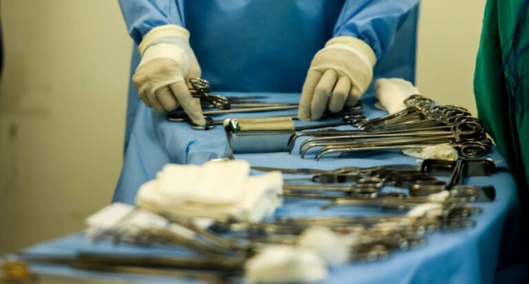 Requerimento de Cláudia de Jesus questiona disponibilidade de ortopedistas especializados em mãos