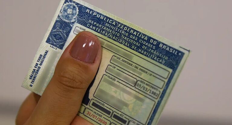 Foto da carteira de motorista poderá conter itens religiosos