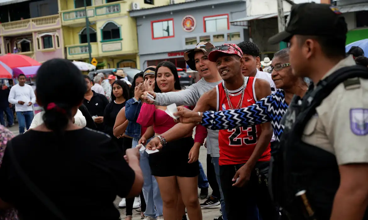 Oposição no Equador vê derrota de presidente Noboa em referendo