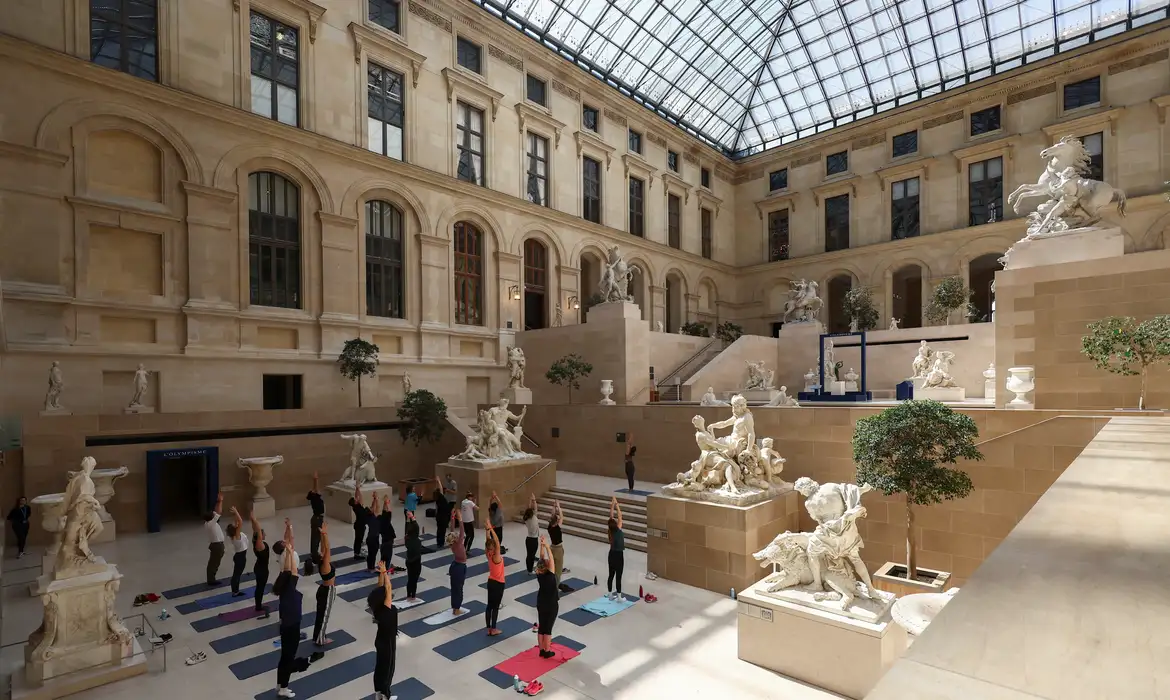 Parisienses se aquecem para Olimpíada com exercícios no Louvre