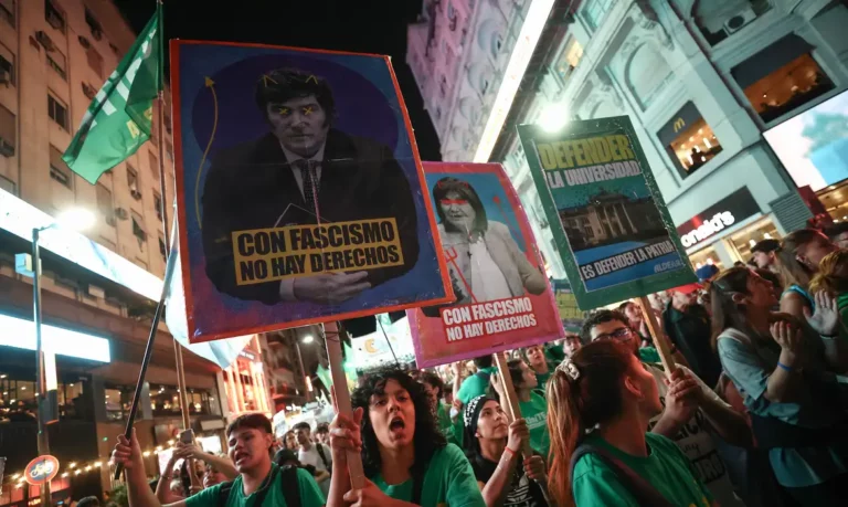 Argentinos marcham contra cortes na educação no governo Milei