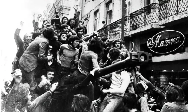 Lula celebra 50 anos da Revolução dos Cravos na Embaixada de Portugal