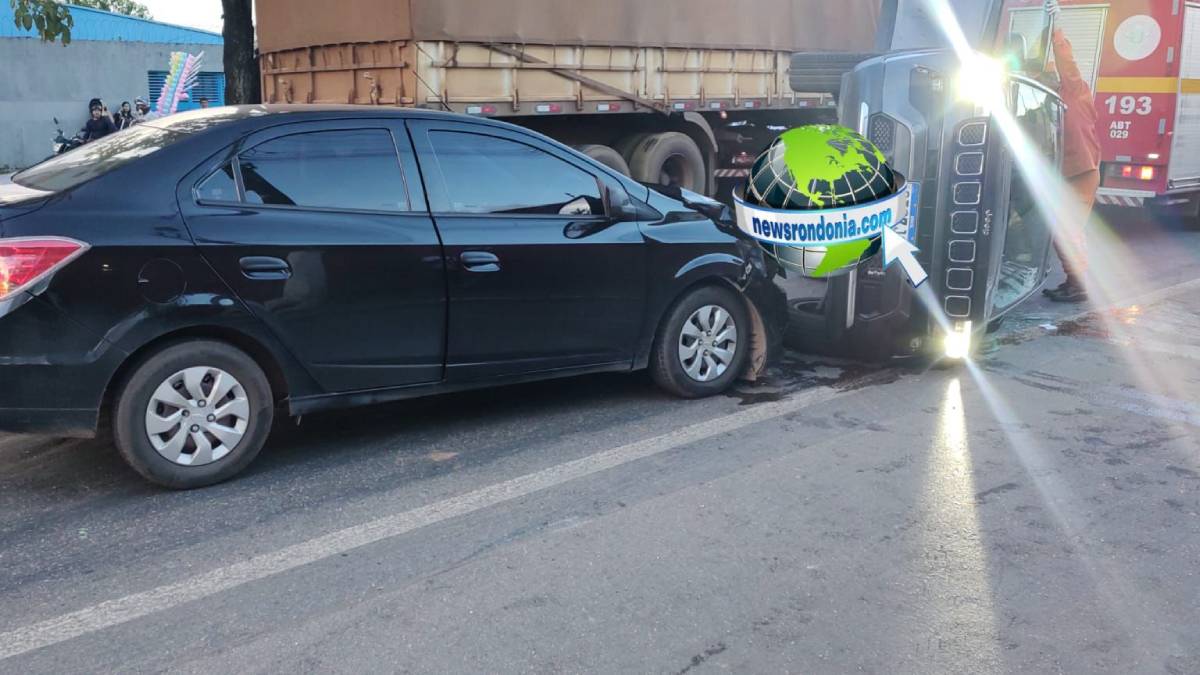 URGENTE: Jeep capota em acidente na Avenida Imigrantes