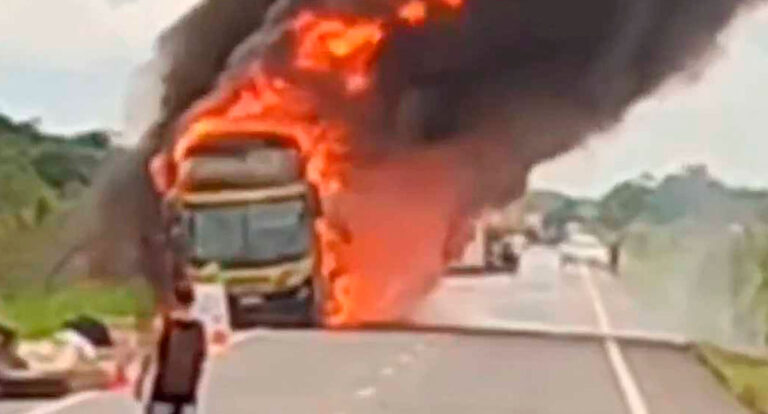 Vídeo - Ônibus do Acre pega fogo na Região do Abunã, em Porto Velho: ninguém se feriu - News Rondônia
