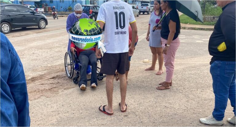 Motociclista acidentada na Avenida Jatuarana recebe ajuda de populares