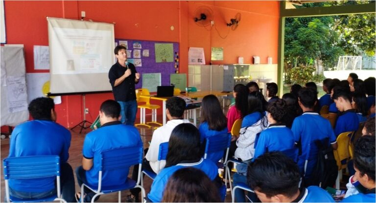 Projeto 'Maria da Penha vai à Escola' leva mensagem de conscientização a estudantes de área ribeirinha da Capital