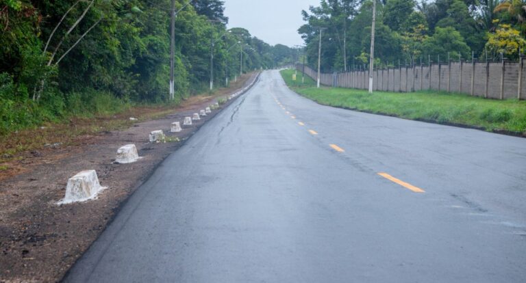 Totalmente recapeada, Estrada do Santo Antônio recebe sinalização de trânsito