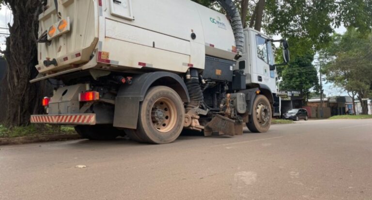 Caminhão vassoura auxilia nos serviços realizados em Porto Velho