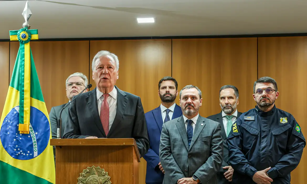 Após 50 dias de buscas, ministro classifica captura como "vitória"